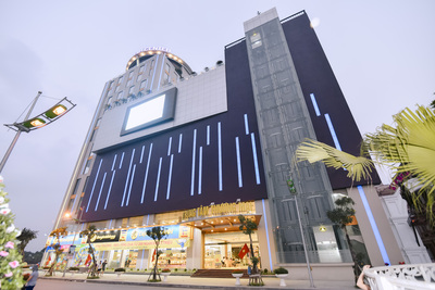 Shopping at the electric green machine on the first floor of the commercial center